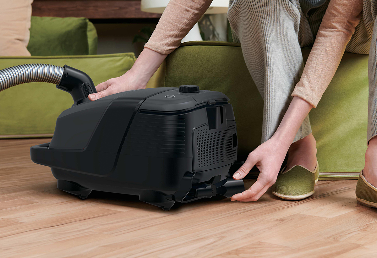 Απεικονίζεται άτομο να ανοίγει τη θήκη της σκούπας.